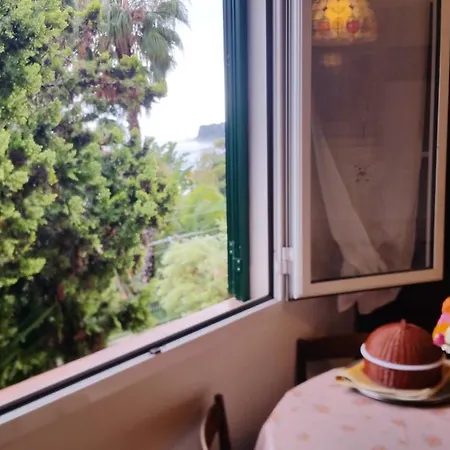 Lägenhet With 2 Bedrooms In With Wonderful Sea View And Enclosed Garden 200 M From The Beach